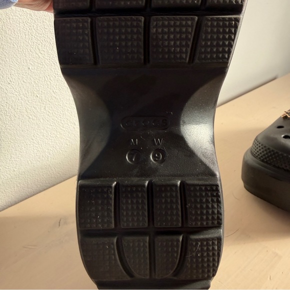 CROCS STOMP Black Clogs with Gold and Pearl Jibbitz - Picture 3 of 3